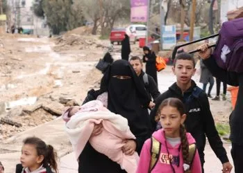 Palestinesi in fuga da Jenin, Cisgiordania (Ansa)