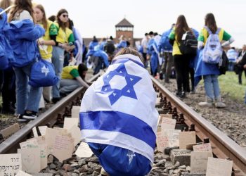 Una marcia di commemorazione al campo di sterminio di Auschwitz, nel 2023 (Ansa)