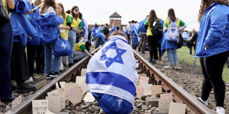 Una marcia di commemorazione al campo di sterminio di Auschwitz, nel 2023 (Ansa)