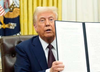 Donald Trump dopo la firma di un Executive Order (Ansa)