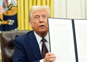 Donald Trump dopo la firma di un Executive Order (Ansa)