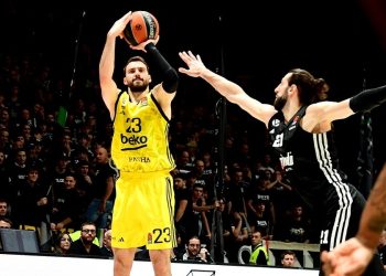 Marko Guduric al tiro contro Tornike Shengelia in Virtus Bologna Fenerbahçe (da facfebook.com/fbbasketbol)