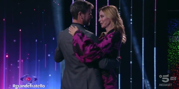 Stefania e Iago ballano al GF (Foto: screen Mediaset Infinity)