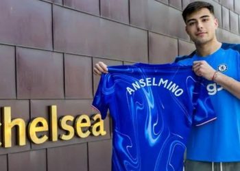 Aaron Anselmino con la maglia del Chelsea
