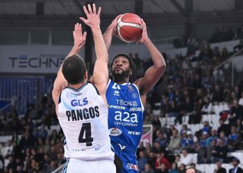 Demetre Rivers contro Kevin Pangos in Brescia Napoli (da facebook.com/pallacanestrobrescia)
