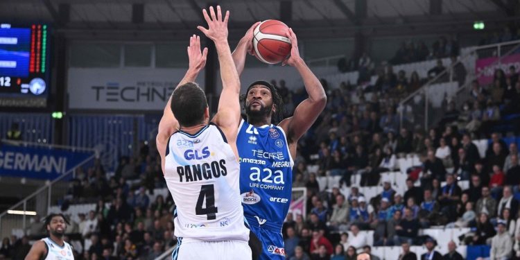 Demetre Rivers contro Kevin Pangos in Brescia Napoli (da facebook.com/pallacanestrobrescia)