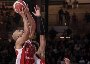 Kaodirichi Akobundu-Ehiogu difende su Shavon Shields in Varese Milano (da facebook.com/OlimpiaMilano1936)