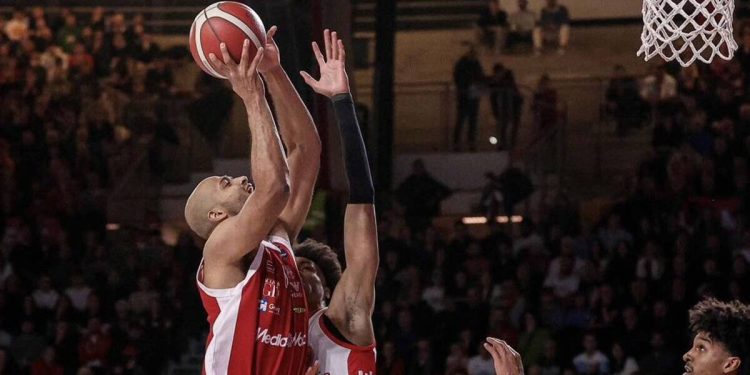 Kaodirichi Akobundu-Ehiogu difende su Shavon Shields in Varese Milano (da facebook.com/OlimpiaMilano1936)