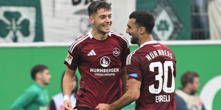 Stefanos Tzimas con la maglia del Norimberga