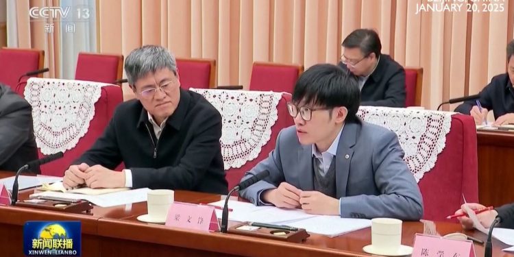 Liang Wengfeng (a destra) (Foto: screen da Youtube)