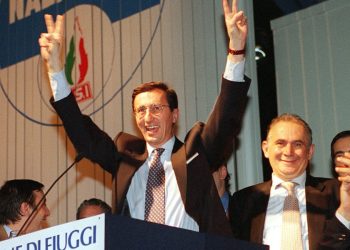 Gianfranco Fini sul palco di Fiuggi il 27 gennaio 1995. A d., Pino Tatarella e Ignazio la Russa (Ansa)