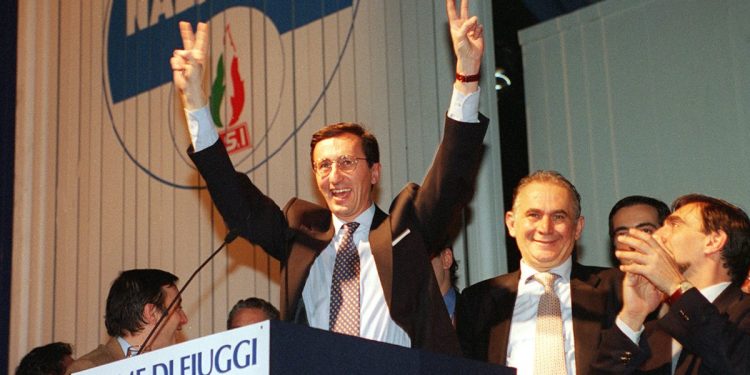Gianfranco Fini sul palco di Fiuggi il 27 gennaio 1995. A d., Pino Tatarella e Ignazio la Russa (Ansa)