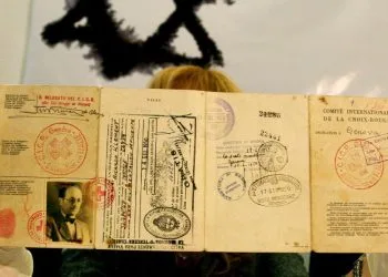 Il falso passaporto con cui Adolf Eichmann entrò in Argentina nel 1950 (Ansa)