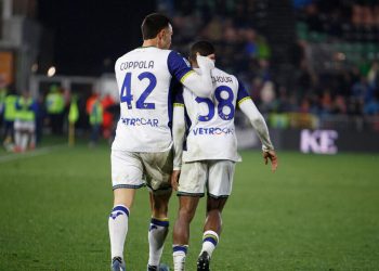 Diego Coppola festeggia Jackson Thatchtoua dopo un gol del Verona (Foto ANSA)