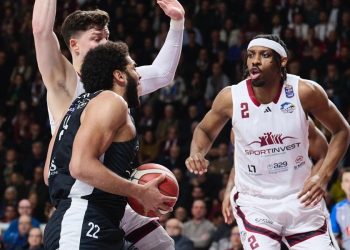 Anthony Lamb sfida Chris Horton in Trapani Trento (da facebook.com/AquilaBasketTN)