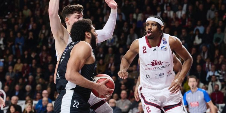 Anthony Lamb sfida Chris Horton in Trapani Trento (da facebook.com/AquilaBasketTN)