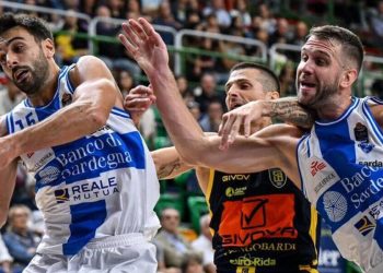 Lotta tra Matteo Tambone, Andrea Cinciarini e Miralem Halilovic in Sassari Scafati (da facebook.com/dinamosassariofficial)