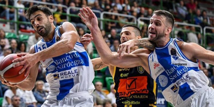 Lotta tra Matteo Tambone, Andrea Cinciarini e Miralem Halilovic in Sassari Scafati (da facebook.com/dinamosassariofficial)