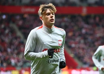 Nicola Zalewski si riscalda con la Polonia (Foto ANSA)