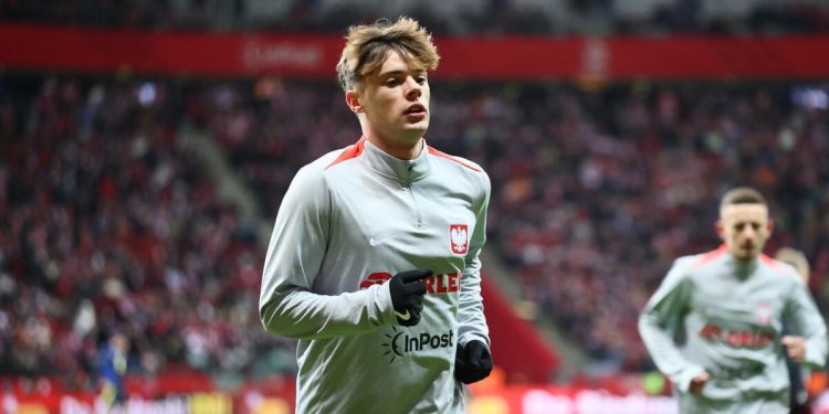 Nicola Zalewski si riscalda con la Polonia (Foto ANSA)