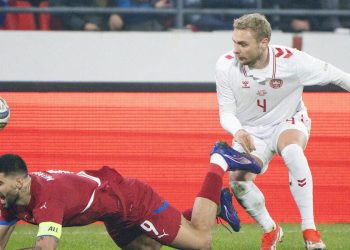 Aleksandar Mitrovic affrontato da Victor Nelsson in Serbia Danimarca (Foto ANSA)