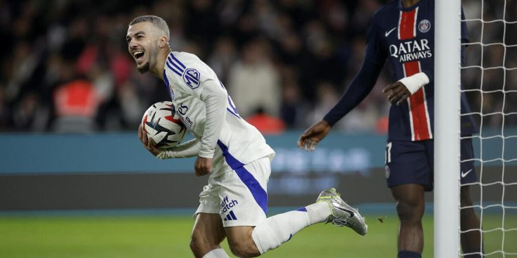 Georges Mikautadze con la maglia del Lione (Foto ANSA)