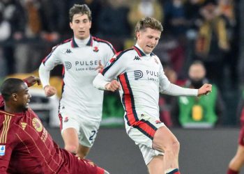 Morten Frendrup de Genoa contrastato da Evan Ndicka della Roma (Foto ANSA)