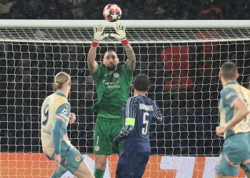 Gianluigi Donnarumma para in Champions League con il Psg (Foto ANSA)