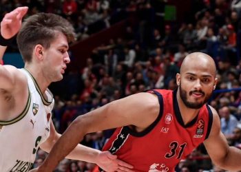 Shavon Shields attacca Dovydas Giedraitis in Milano Zalgiris (da facebook.com/OlimpiaMilano1936)