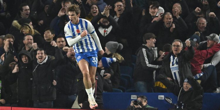 Matt O'Riley esulta con la maglia del Brighton (Foto ANSA)