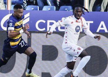 Hernani insegue Warren Bondo in Parma Monza (Foto ANSA)