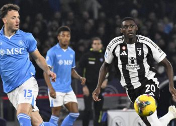 Randal Kolo Muani contro Amir Rrahmani in Napoli Juventus (Foto ANSA)