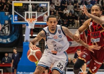 Erick Green attacca Rodney McGruder in Napoli Venezia (da facebook.com/NapoliBk)