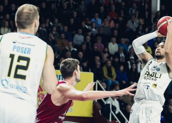 Payton Willis al tiro in Trapani Cremona (da facebook.com/VanoliBasketCremona)