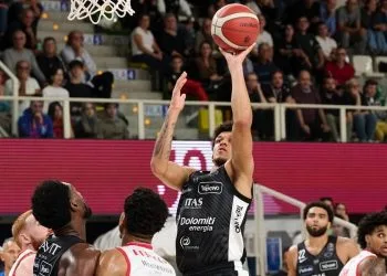 Quinn Ellis a canestro, Trento (da facebook.com/AquilaBasketTN)