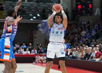 Sasha Grant al tiro in Reggio Emilia Treviso (da facebook.com/pallacanestroreggiana)