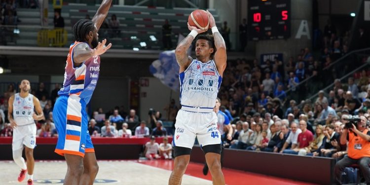 Sasha Grant al tiro in Reggio Emilia Treviso (da facebook.com/pallacanestroreggiana)