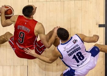 Nikola Ivanovic contro Jarrod Uthoff in Trieste Brescia (da facebook.com/pallacanestrotrieste)