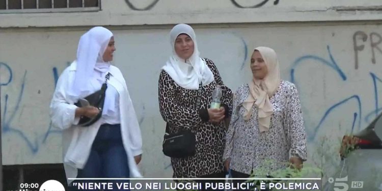 Donne col niaqb (Foto: Mattino 5)