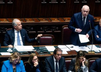 Carlo Nordio (in piedi), Guardasigilli, durante la sua comunicazione alle Camera sul caso Almasri (Ansa)