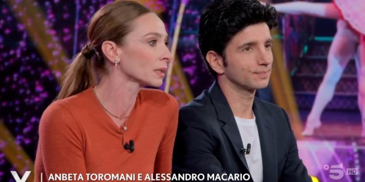 Anbeta Toromani e Alessandro Macario