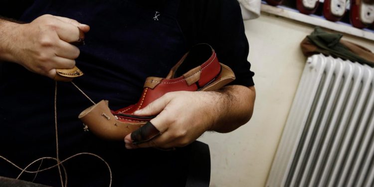 Un calzolaio (Ansa)