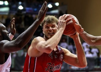 Jayce Johnson contro Akwasi Yeboah in Trieste Trapani (da facebook.com/pallacanestrotrieste)