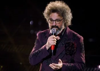 Simone Cristicchi sul palco dell'Ariston (Ansa)