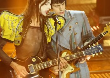 Lucio Corsi e il musicista Tommaso Ottomano a Sanremo 2025