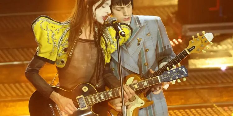 Lucio Corsi e il musicista Tommaso Ottomano a Sanremo 2025