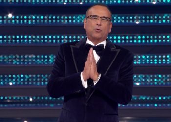 Carlo Conti, il conduttore e direttore artistico del Festival di Sanremo 2025 durante la prima serata