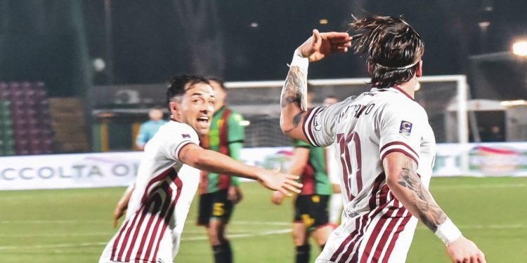 L'esultanza dei calciatori dell'Arezzo (da facebook.com/SSArezzo)