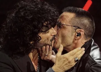 bacio Francesco renga kekko dei modà