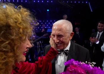 Marcella Bella, carezza al fratello Gianni Bella a Sanremo 2025